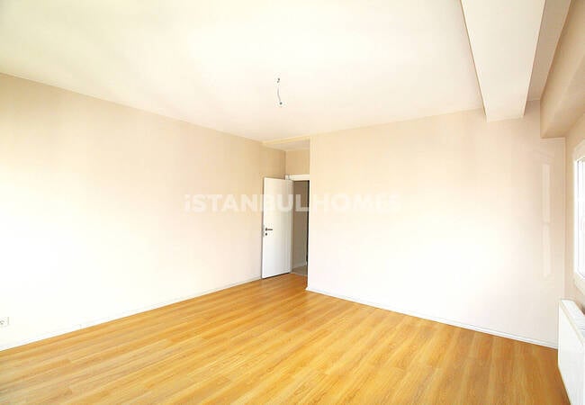 Istanbul Homes ® تقدم شققاً للبيع في بيليكدوزو. الشقق الواسعة بالقرب من المرسى تقع في مجمع مع مسبح، وأمن، وكراج للسيارات. 28