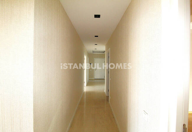 Istanbul Homes ® تقدم شققاً للبيع في بيليكدوزو. الشقق الواسعة بالقرب من المرسى تقع في مجمع مع مسبح، وأمن، وكراج للسيارات. 34