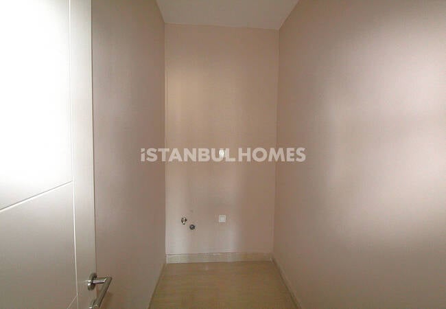 Istanbul Homes ® تقدم شققاً للبيع في بيليكدوزو. الشقق الواسعة بالقرب من المرسى تقع في مجمع مع مسبح، وأمن، وكراج للسيارات. 35