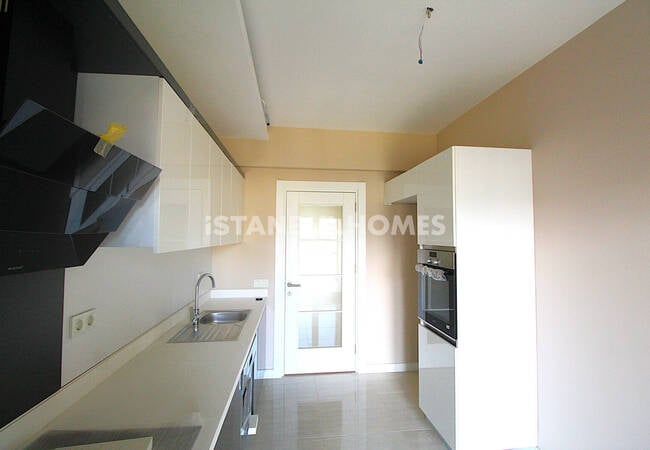 Istanbul Homes ® تقدم شققاً للبيع في بيليكدوزو. الشقق الواسعة بالقرب من المرسى تقع في مجمع مع مسبح، وأمن، وكراج للسيارات. 19