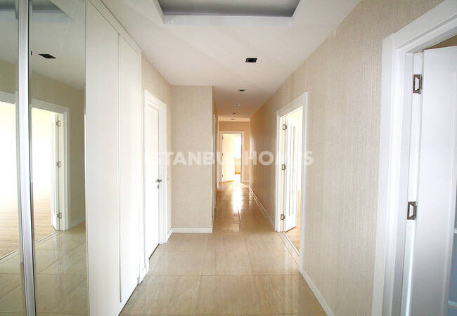 Istanbul Homes ® تقدم شققاً للبيع في بيليكدوزو. الشقق الواسعة بالقرب من المرسى تقع في مجمع مع مسبح، وأمن، وكراج للسيارات. 33