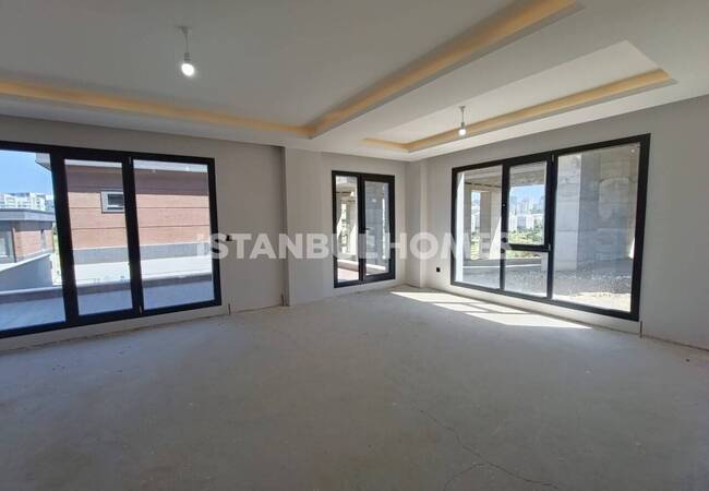 Villas in a Complex with Pool and Parking in Istanbul Basaksehir 3
