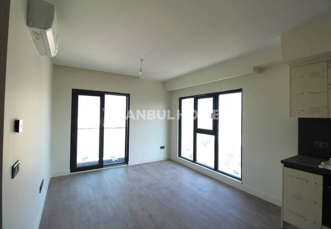 Modern Middle Floor Apartments with Garden in Zeytinburnu 2