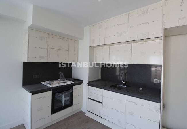 Modern Middle Floor Apartments with Garden in Zeytinburnu 4