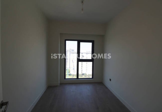 Modern Middle Floor Apartments with Garden in Zeytinburnu 5