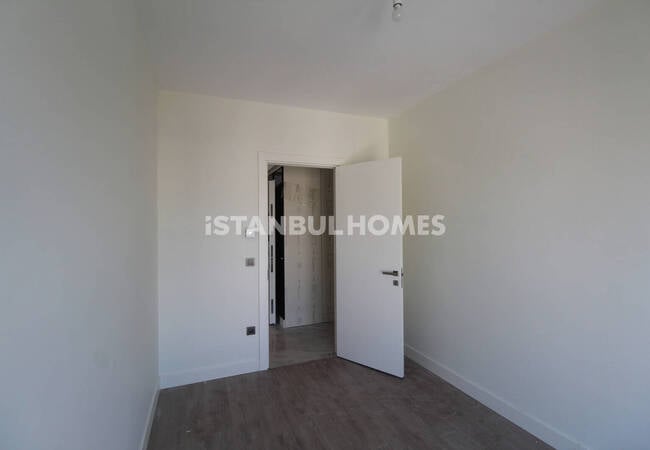 Modern Middle Floor Apartments with Garden in Zeytinburnu 6