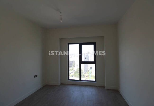 Modern Middle Floor Apartments with Garden in Zeytinburnu 7