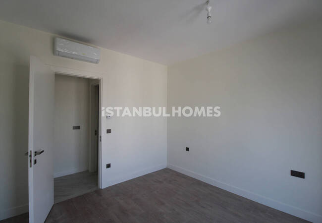 Modern Middle Floor Apartments with Garden in Zeytinburnu 8