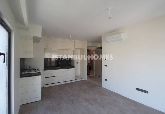 Modern Middle Floor Apartments with Garden in Zeytinburnu 3