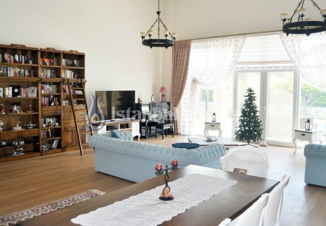 Single-storey Houses in Istanbul Intertwined with Nature 22