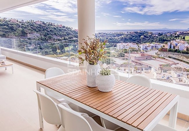 Benahavis'de Panoramik Deniz Manzaralı Teraslı Daireler 8