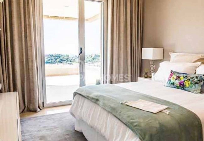 Benahavis'de Panoramik Deniz Manzaralı Teraslı Daireler 12