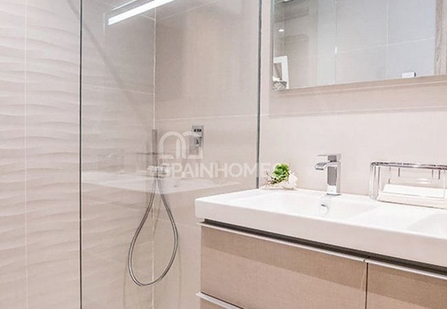 Benahavis'de Panoramik Deniz Manzaralı Teraslı Daireler 14