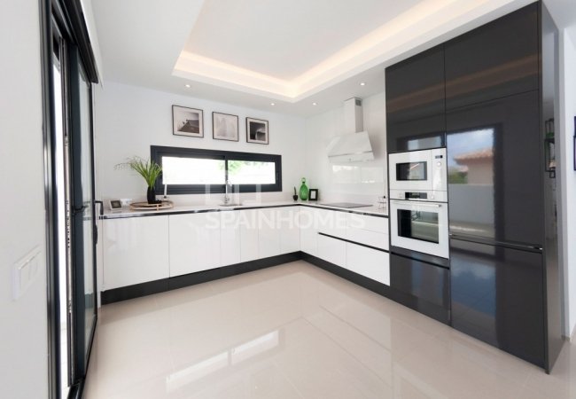 Key-ready Detached Villa with Swimming Pool in Ciudad Quesada 2