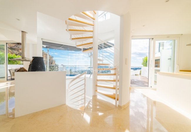 Altea Alicante’de Deniz ve Şehir Manzaralı Villalar 25