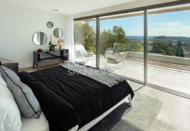 Well-located Prestigious Villa with Sea Views in Benahavis 15