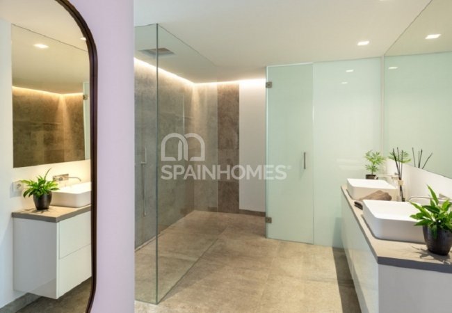 Well-located Prestigious Villa with Sea Views in Benahavis 24