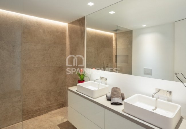 Well-located Prestigious Villa with Sea Views in Benahavis 25