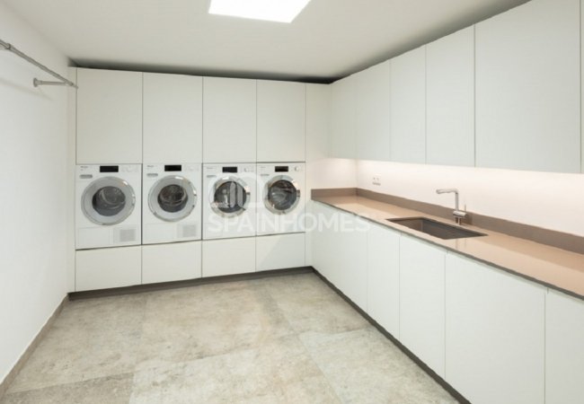 Well-located Prestigious Villa with Sea Views in Benahavis 28