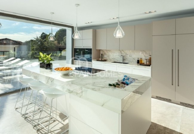 Well-located Prestigious Villa with Sea Views in Benahavis 32