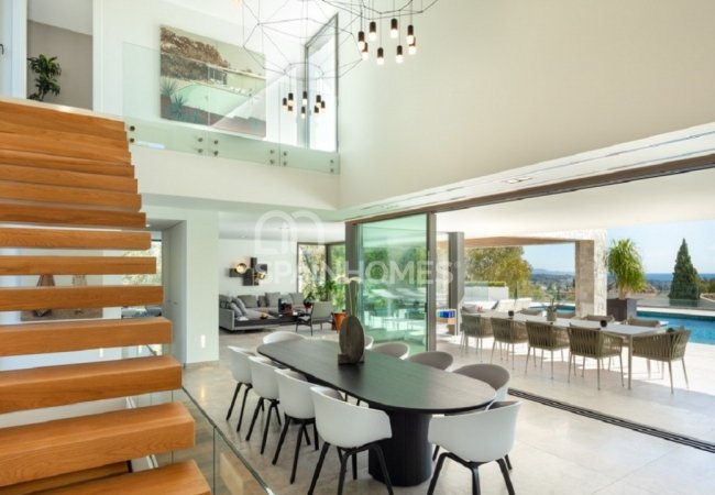 Well-located Prestigious Villa with Sea Views in Benahavis 20