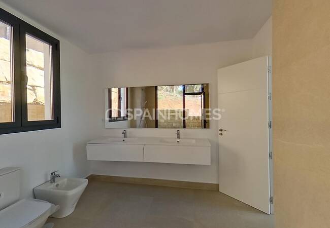 Fantastically Located Villa Close to Amenities in Mijas 26