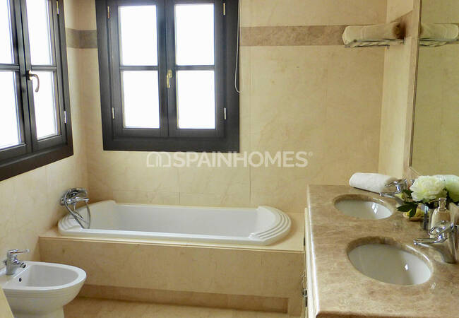 Estupenda Mansión Con Hermosa Piscina En Benahavis 37