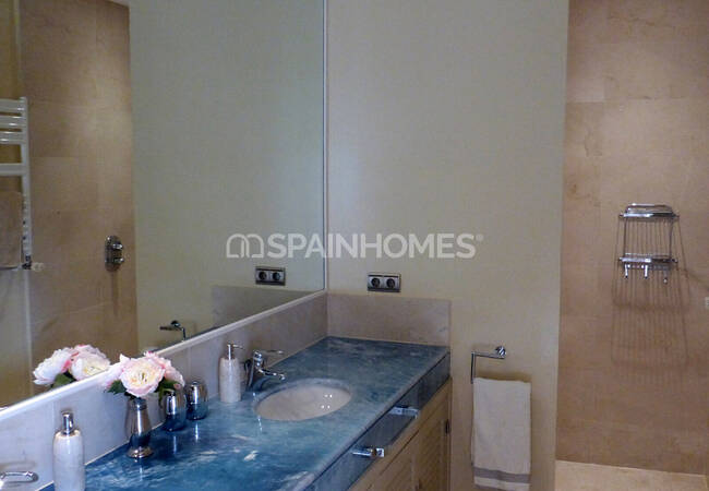 Estupenda Mansión Con Hermosa Piscina En Benahavis 38