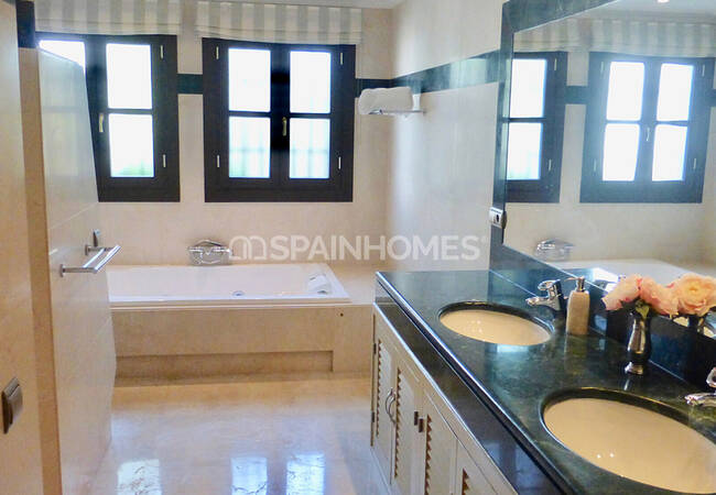 Estupenda Mansión Con Hermosa Piscina En Benahavis 40