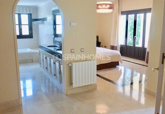 Estupenda Mansión Con Hermosa Piscina En Benahavis 42