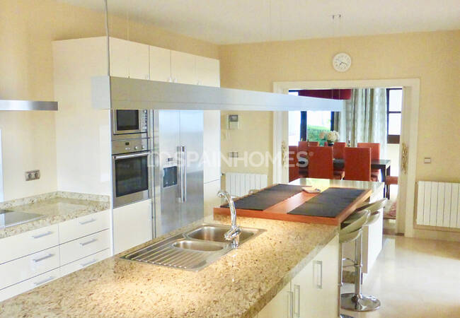 Estupenda Mansión Con Hermosa Piscina En Benahavis 23