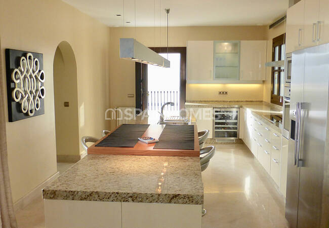 Estupenda Mansión Con Hermosa Piscina En Benahavis 24