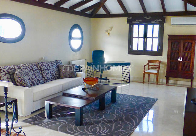 Estupenda Mansión Con Hermosa Piscina En Benahavis 25