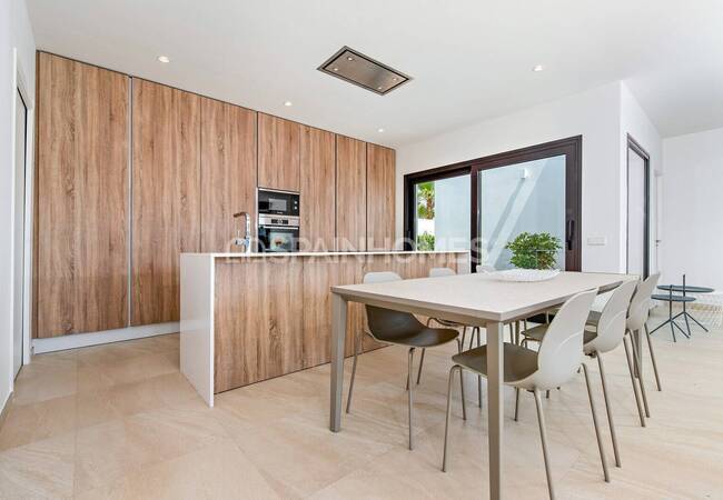 Cartagena'da Plaja Yürüme Mesafesinde Havuzlu Müstakil Villa 36