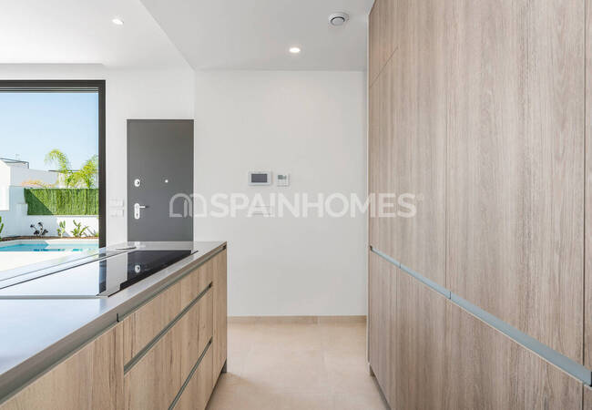 Los Alcázares'te Sahile Yakın Konumda Modern Evler 16