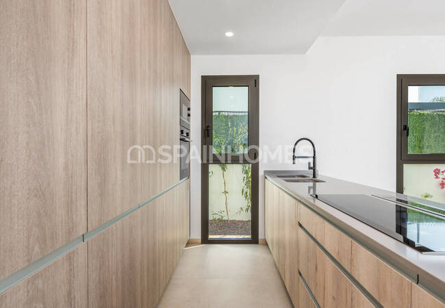 Los Alcázares'te Sahile Yakın Konumda Modern Evler 15