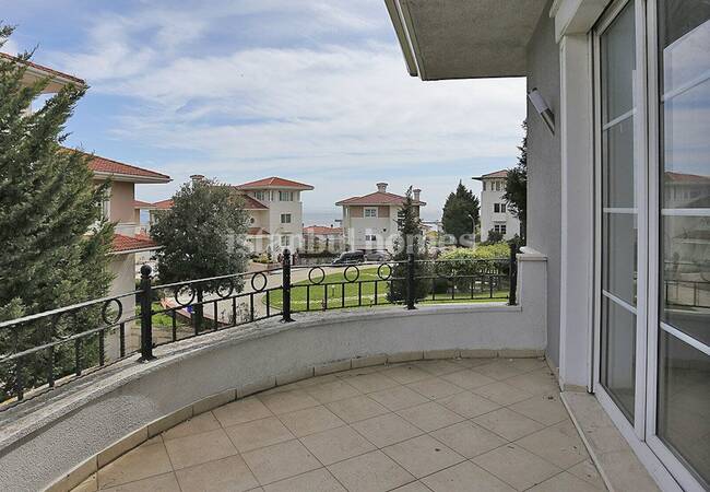 Uniquely Designed Beylikduzu Houses Next to the Marina 42