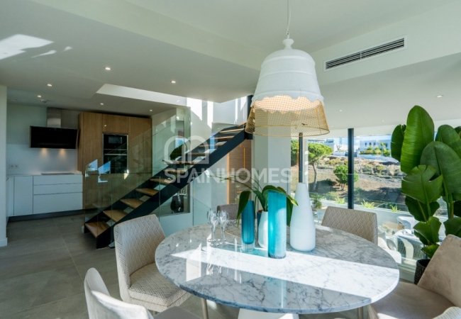 Marbella'da Özel Havuzlu ve Teraslı Lüks Evler 18