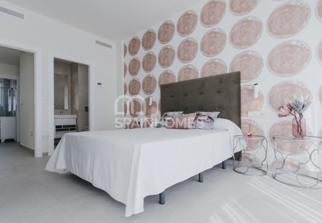 Torrevieja’da Havuzlu ve Bahçeli Müstakil Villalar 9