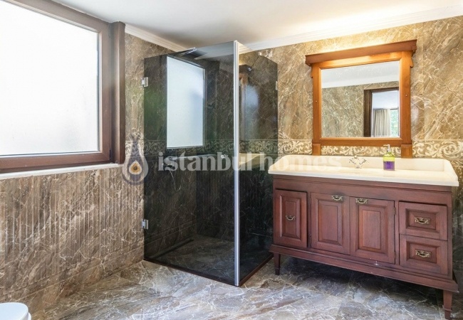 Bosphorus View Villa Near to the Coastline in Istanbul 22