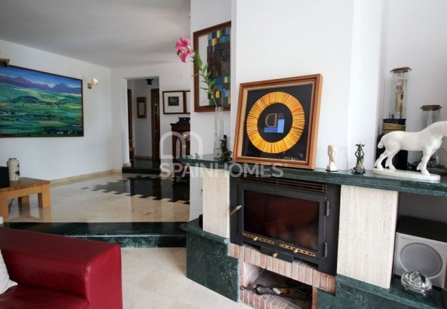 Benalmádena'da Özel Yüzme Havuzlu ve Bahçeli Mobilyalı Villa 16