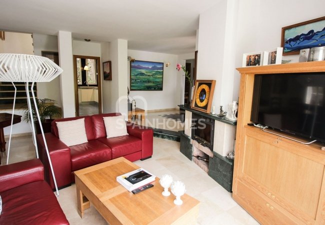 Benalmádena'da Özel Yüzme Havuzlu ve Bahçeli Mobilyalı Villa 17