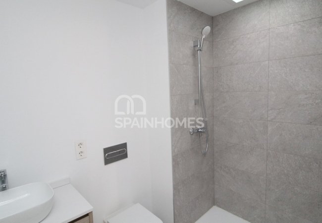 Ready-to-move-in Duplex House Within Walking Distance to the Beach 20