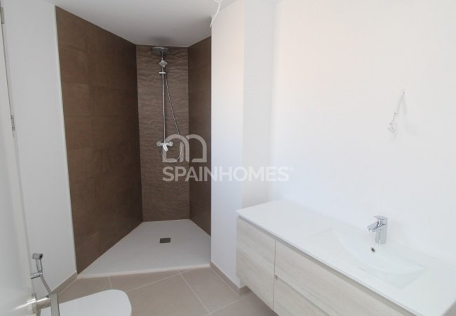 Ready-to-move-in Duplex House Within Walking Distance to the Beach 8