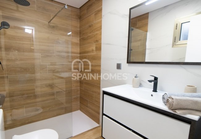 Contemporary Villas 30 Minutes From the Mediterranean Sea in Cox 14