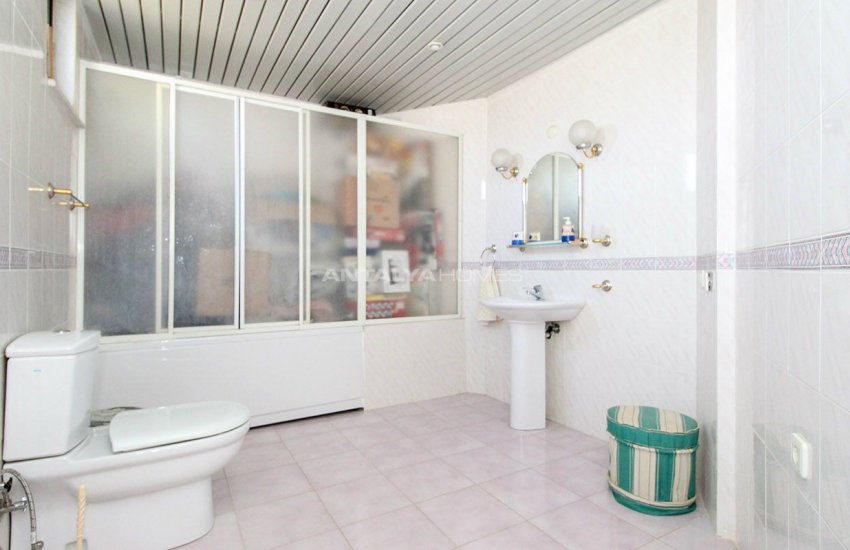 Antalya Kepez’de Doğayla İç İçe Satılık Yenilenmiş Villa 24