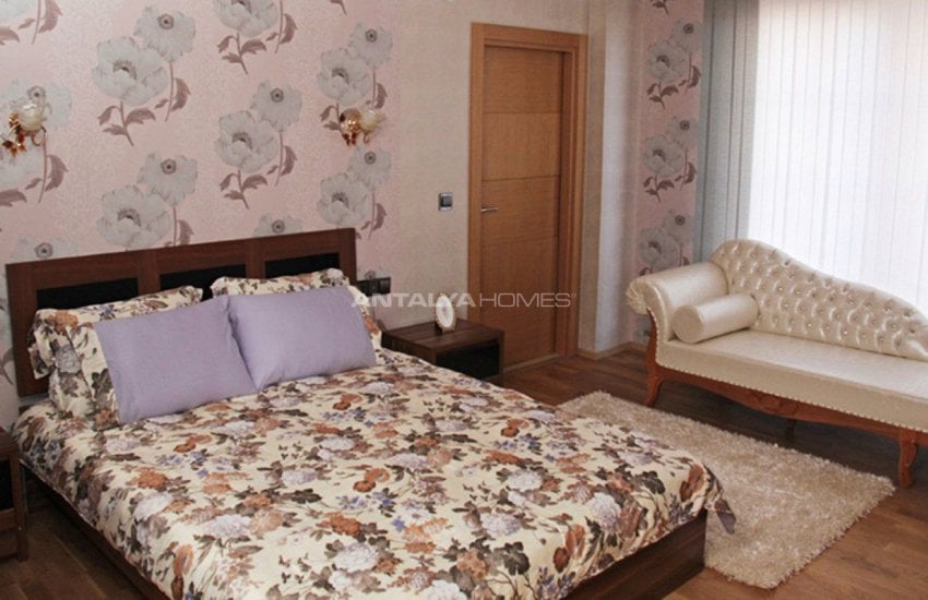 Lara'da Yüzme Havuzlu Site İçinde Lüks Daireler 24