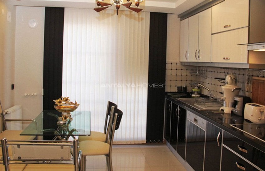 Lara'da Yüzme Havuzlu Site İçinde Lüks Daireler 18