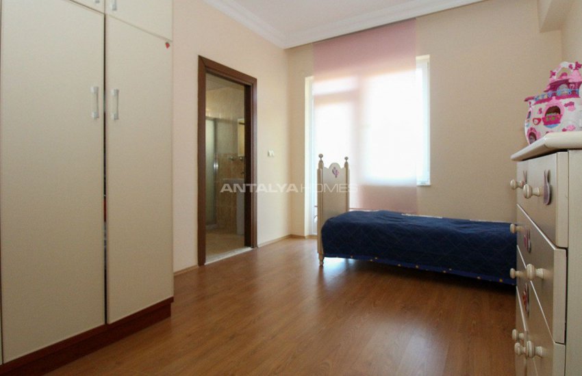 Whole Building with Expansive Garden and Fruit Trees in Döşemealtı 35