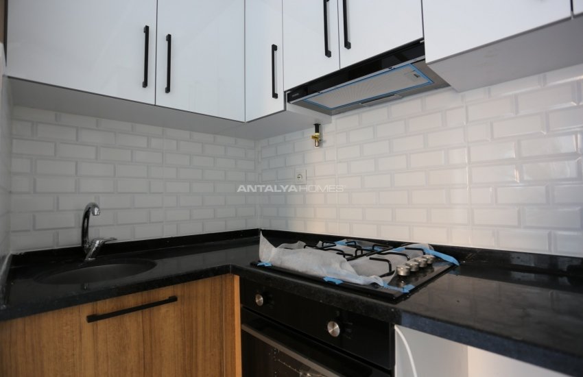 Muratpaşa’da Stratejik Konumlu, Duraklara Yakın Daire 13